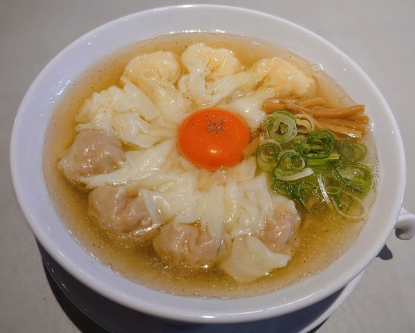 「月見ワンタンメン」@ワンタン麺専門店 たゆたふの写真