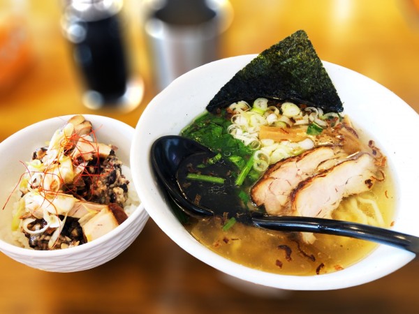 「塩鳥そば+黒豆納豆ご飯」@ラーメン浜ねっこの写真