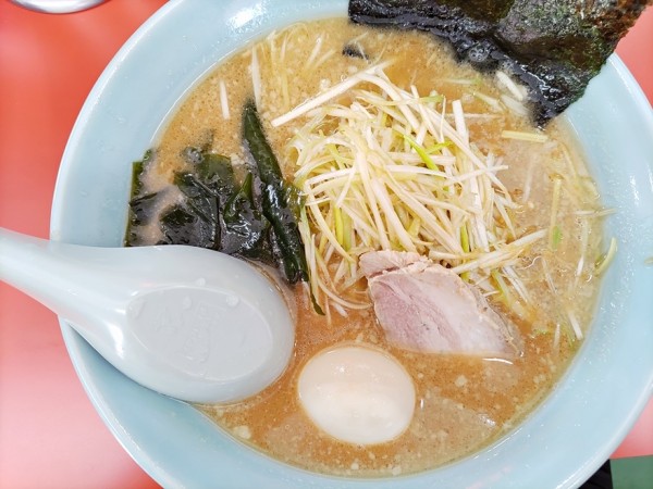 「味噌ねぎラーメン（中盛・脂増）＋味玉」@ニューラーメンショップ 扇橋店の写真