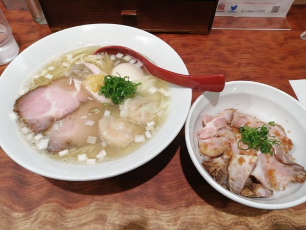 「特製塩そば　1300円　  豚飯　380円」@三馬路 東京店の写真