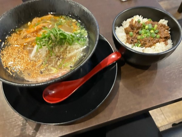 「牛骨塩ラーメン900円＋すじこん丼300円」@笹本為次郎商店の写真