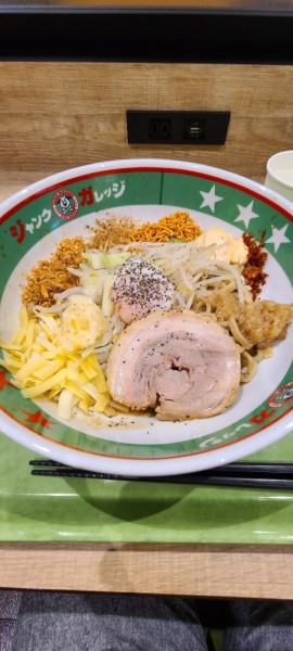 「まぜそば並（温玉あり）」@ジャンクガレッジ カインズ朝霞店の写真