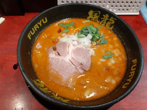 「辛ラーメン、替玉２玉」@とんこつラーメン 博多風龍 渋谷店の写真