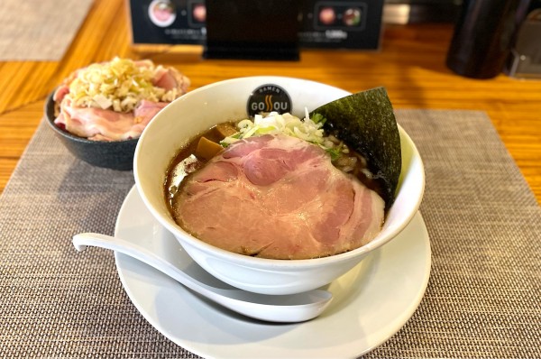 「らーめん＋ミニ丼セット（チャーシュー丼）¥1200」@RAMEN GOSSOU 新橋店の写真