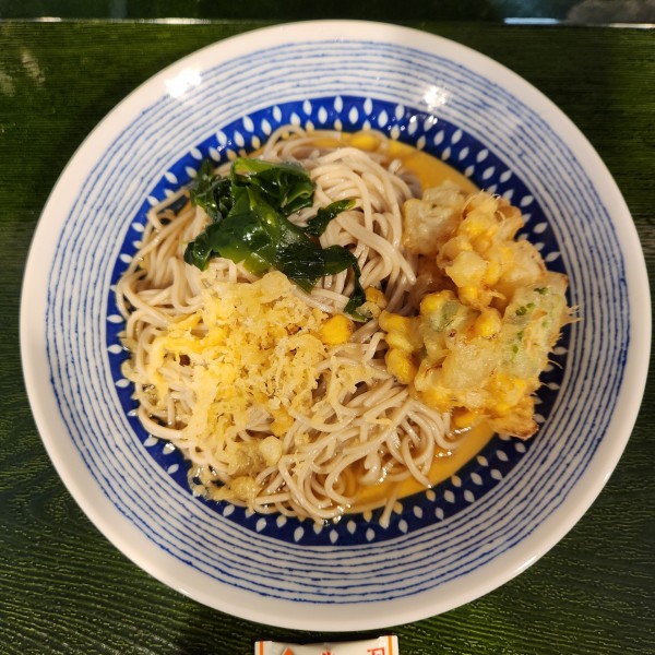 「ぶっかけそば(390円)本日の天ぷら(120円)」@そば本の写真