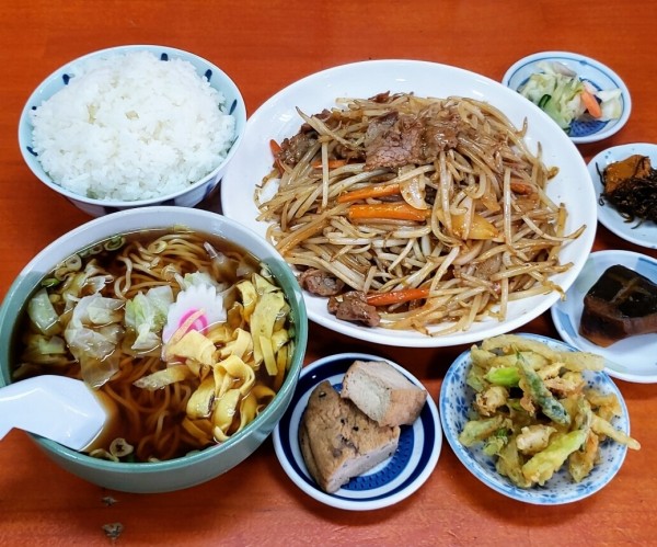 「小ラーメン＋豚肉モヤシピリ辛炒め定食 ８８０円」@中華料理 黄龍の写真