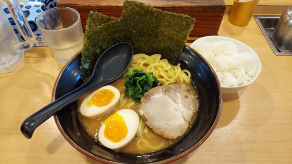 「味玉ラーメン・半ライス付き 800円」@よつ家 竹ノ塚店の写真