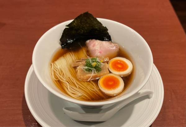 「津軽煮干し中華蕎麦（味玉入り）¥950」@酒肴場 屯の写真