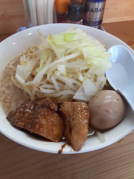 「しょうゆラーメン1.5玉830円、味玉100円」@ラーメン 信ブタ屋の写真