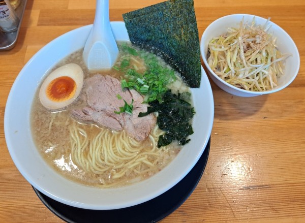 「ラーメン＋ミニネギ丼（朝ラーサービス）700円」@ラーメンショップ椿 松山千石店の写真