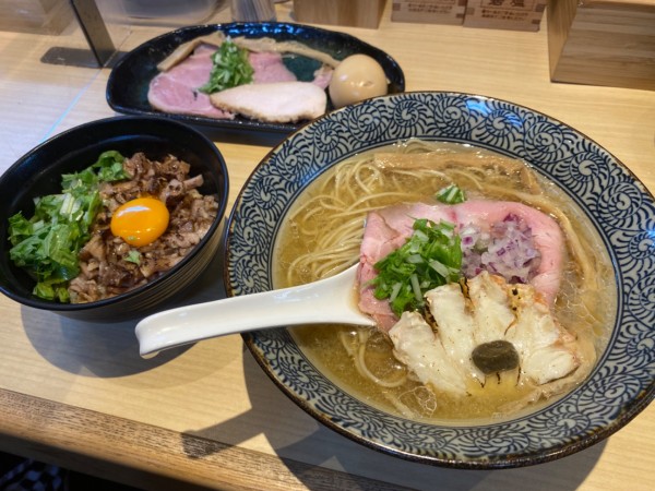 「特製淡麗ずわい蟹中華そば＋半熟親子丼＋炙り肉丼」@鴨と蟹 中華そば 燈 登戸店の写真