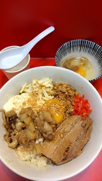 「ジャンク+麺300g+生卵」@まぜそばマゼロー 船橋店の写真