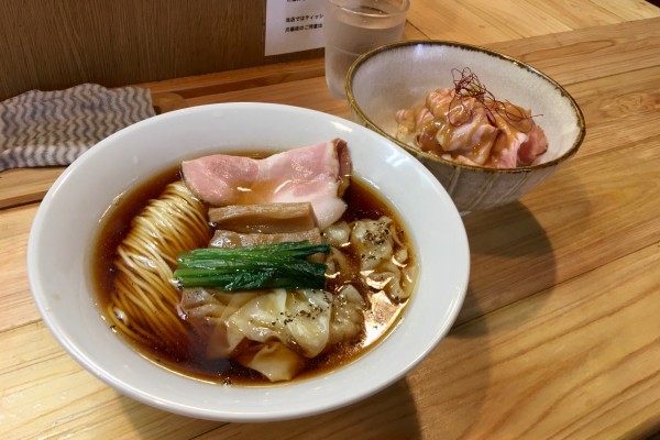 「醬油 雲呑中華そば 1,000円＋豚めし 350円」@世田谷中華そば 祖師谷七丁目食堂の写真