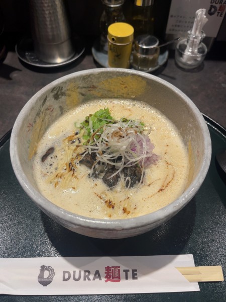 「鶏白湯黒(950円)」@DURA麺TE 西宮店の写真