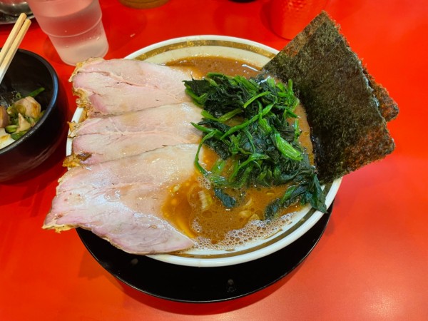 「燻製チャーシュー麺、ほうれん草、ビール」@家系ラーメン 裏大輝家 青物横丁店の写真