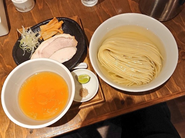 「つけ麺300g塩(かき油)、藻塩＋すだち」@麺屋鈴春の写真