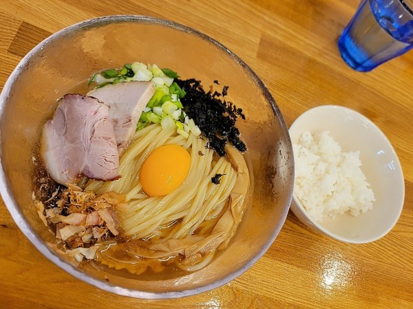 「和節香る冷製月見まぜそば 追い飯付き 冷製昆布水の和え玉 煮干し」@麺彩 こはねの写真