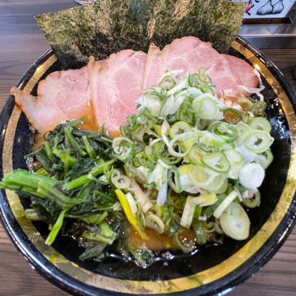 「チャーシューメン（３枚）＋薬味ネギ（950円）」@家系ラーメン がくの写真
