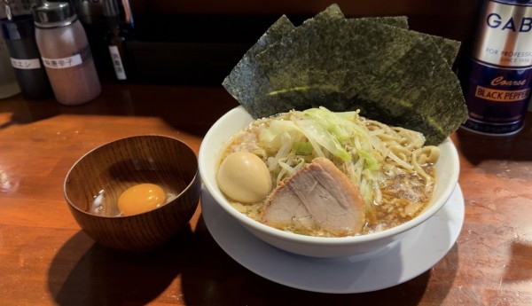 「ラーメン　ヤサイ少なめ トッピング→味玉、のり、生卵」@豚ノヴァ 国分寺本店の写真