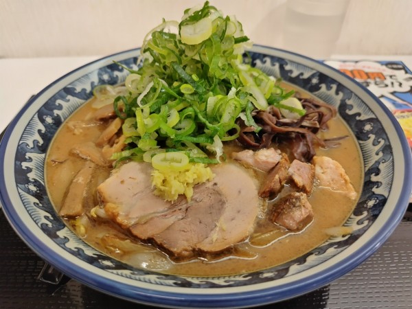 「濃厚味噌らーめん　※クーポンで５００円　＋ネギ」@焦がし味噌らーめん 山高屋の写真