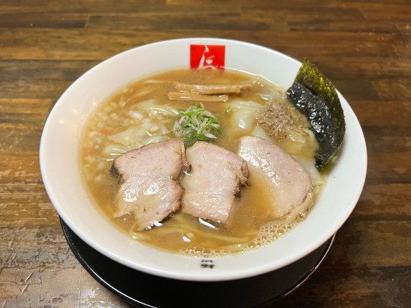 「焼干しそば 醤油＋ワンタン」@麺切り 白流の写真