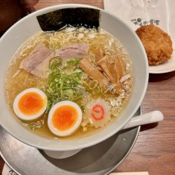 気仙沼ラーメン潮玉子入り(1100円)かもめ食堂名物メンチカツ(350円)