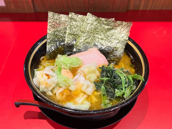 「味玉ラーメン＋キャベツ」@家系ラーメン 稲葉家の写真