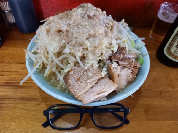 「ラーメン(野菜増し・にんにく少し・あぶら)」@ラーメン髭の写真