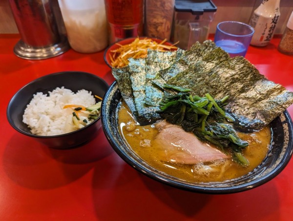 「らーめん中　海苔　辛味噌ネギ　ライス」@家系総本山 ラーメン吉村家の写真