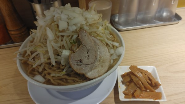 「ラーメン並・麺大盛・麺ダブル・メンマ(野菜玉ねぎ)」@ラーメン豚の子の写真