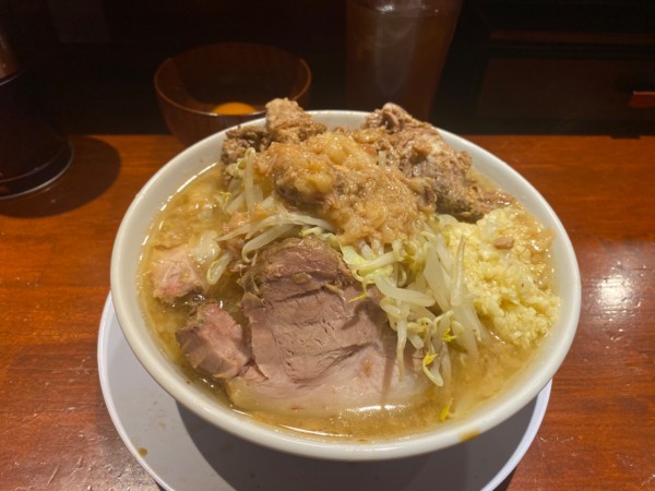 「ラーメン少なめ豚ほぐし生卵ニンニクアブラ」@豚ノヴァ 国分寺本店の写真