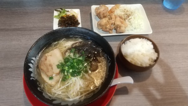 「あっさり博多730円、ランチセットB（唐揚げ3個）300円」@龍瞳の写真