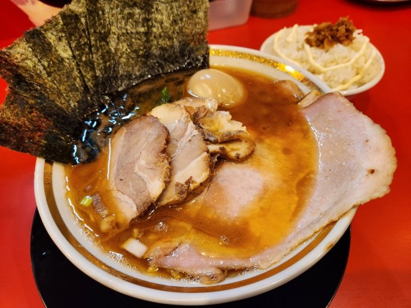 「裏チャーシューメン(ヤワメ.オオメ)食べ放題ライス」@家系ラーメン 裏大輝家 青物横丁店の写真