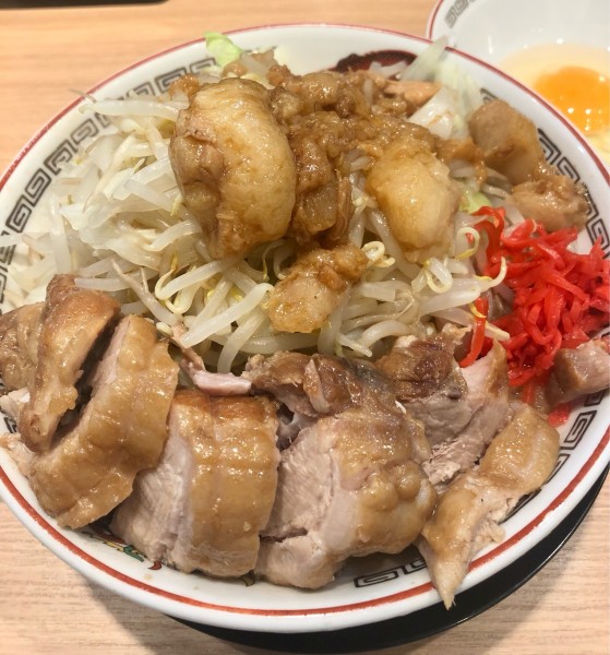 「小ブタ 生卵 ヤサイアブラアレ 1100+50円」@豚山 中野店の写真