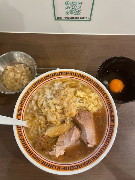 「ミニラーメン　玉ねぎ　生卵」@顎で喰らえ ラウンドワン草加店の写真