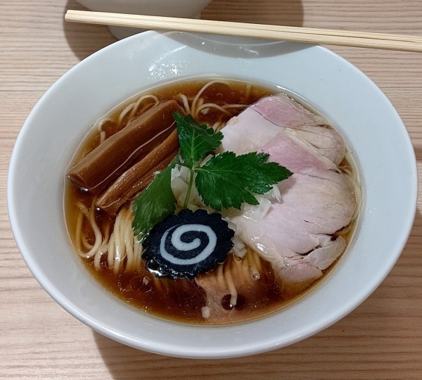 「炭火焼鯵煮干しそば 980円」@銀座らぁ麺 しら石の写真