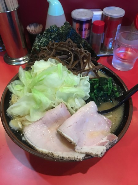 「昼めしセット（麺中盛り） 900円＋キャベツ 100円」@どんとこい家の写真