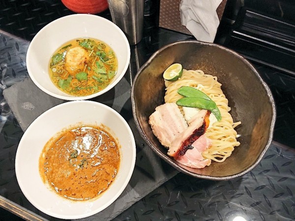 「濃厚と淡麗 2種のつけ汁の秋刀魚つけ麺」@トーキョーニューミクスチャーヌードル 八咫烏 CHIKARABOの写真