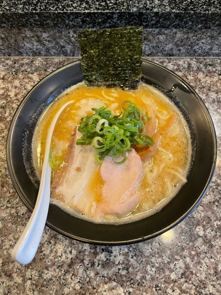 「濃厚鶏白湯らぁ麺　醤油(900円)」@鶏白湯 らぁ麺 関羽の写真