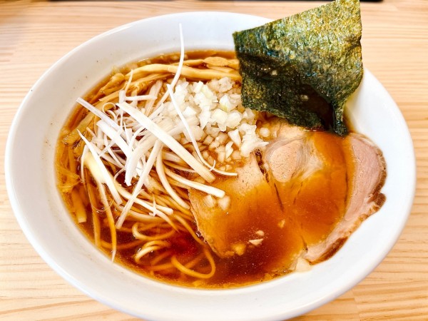 「醤油ラーメン（850円）　大盛（今だけ無料）」@麺屋 亮の写真