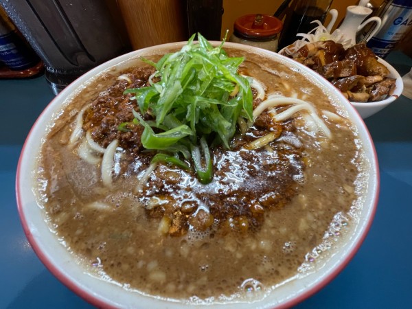 「極太濃厚らーめん（トンコツ）大盛り（1.5玉）➕肉ごはん」@らーめん よし丸の写真