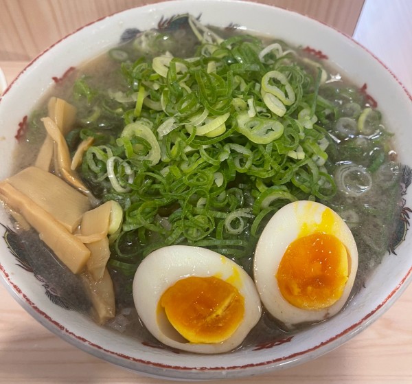 「ラーメン大＋三種盛(九条ネギ+シロミ＋煮玉子)」@本家 第一旭 新宿店の写真