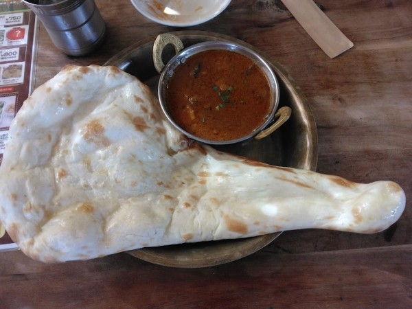 「Aセット880円(中辛、ナン、ナスと豚肉)13周年で550円」@asiandining&bar  khushiの写真