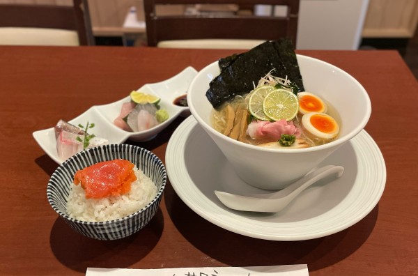 「【限定】「塩」冷やし煮干しらぁ麺¥1100、海鮮丼¥500」@酒肴場 屯の写真