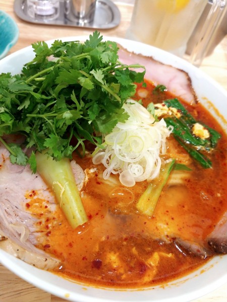 「タンタンメン・3種のチャーシュー＆パクチー増し」@地球の中華そばの写真