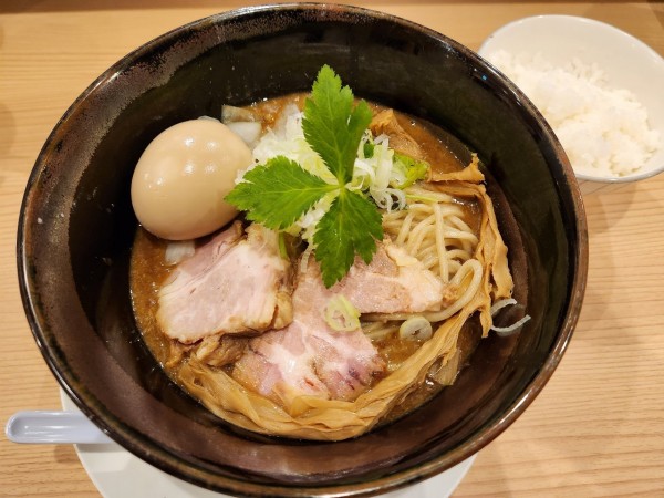 「カレーラーメン味玉　ごはん小」@ラーメン奏の写真
