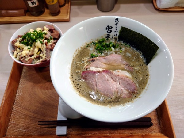 「淡麗煮干しそば(醤油)+吊るし焼きチャーシュー丼」@煮干しつけ麺 宮元の写真