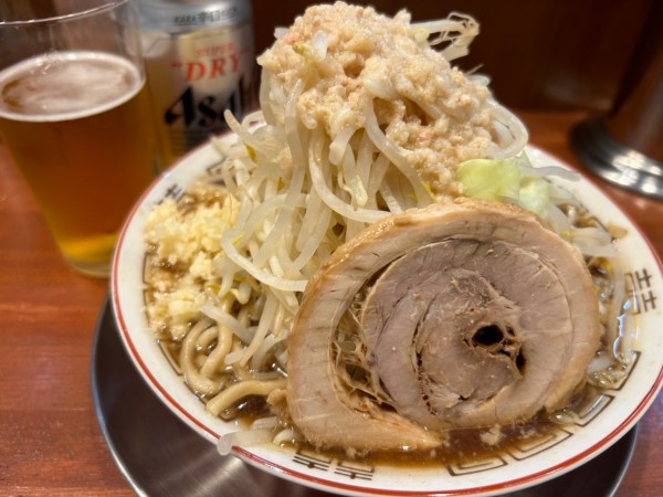 「らーめん850円(ニンニク、野菜、アブラ)+缶ビール350円」@三代目 らーめん 千の写真