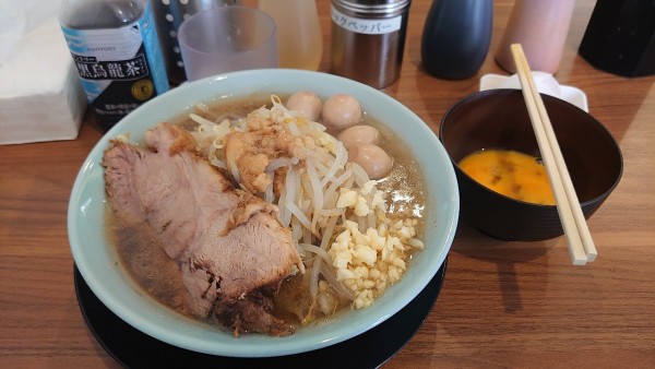 「ラーメン(麺半分)、生卵、うずら、辛ネギ、ねぎチャーシュー丼」@俺の生きる道 つくば店の写真