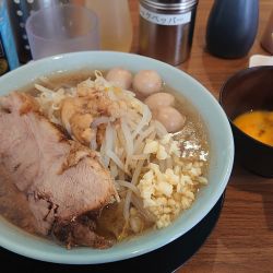 ラーメン(麺半分)、生卵、うずら、辛ネギ、ねぎチャーシュー丼